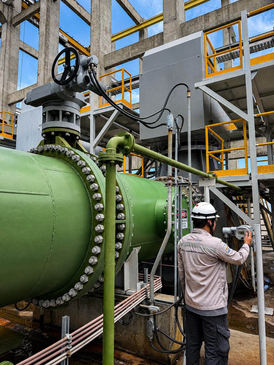 Multi-turn electric actuator with handwheel on a large valve, technician on site